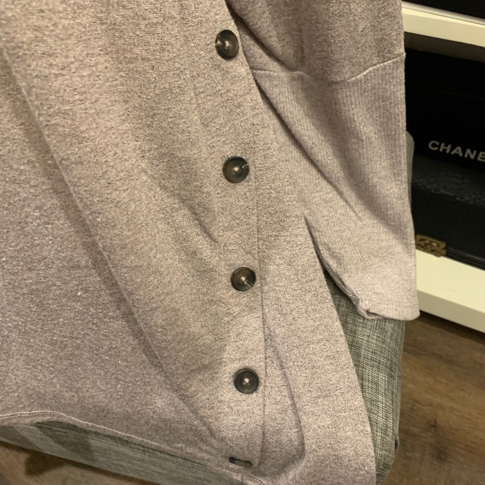 - Top That Can Be Layered Have Buttons Down Sides - image 3